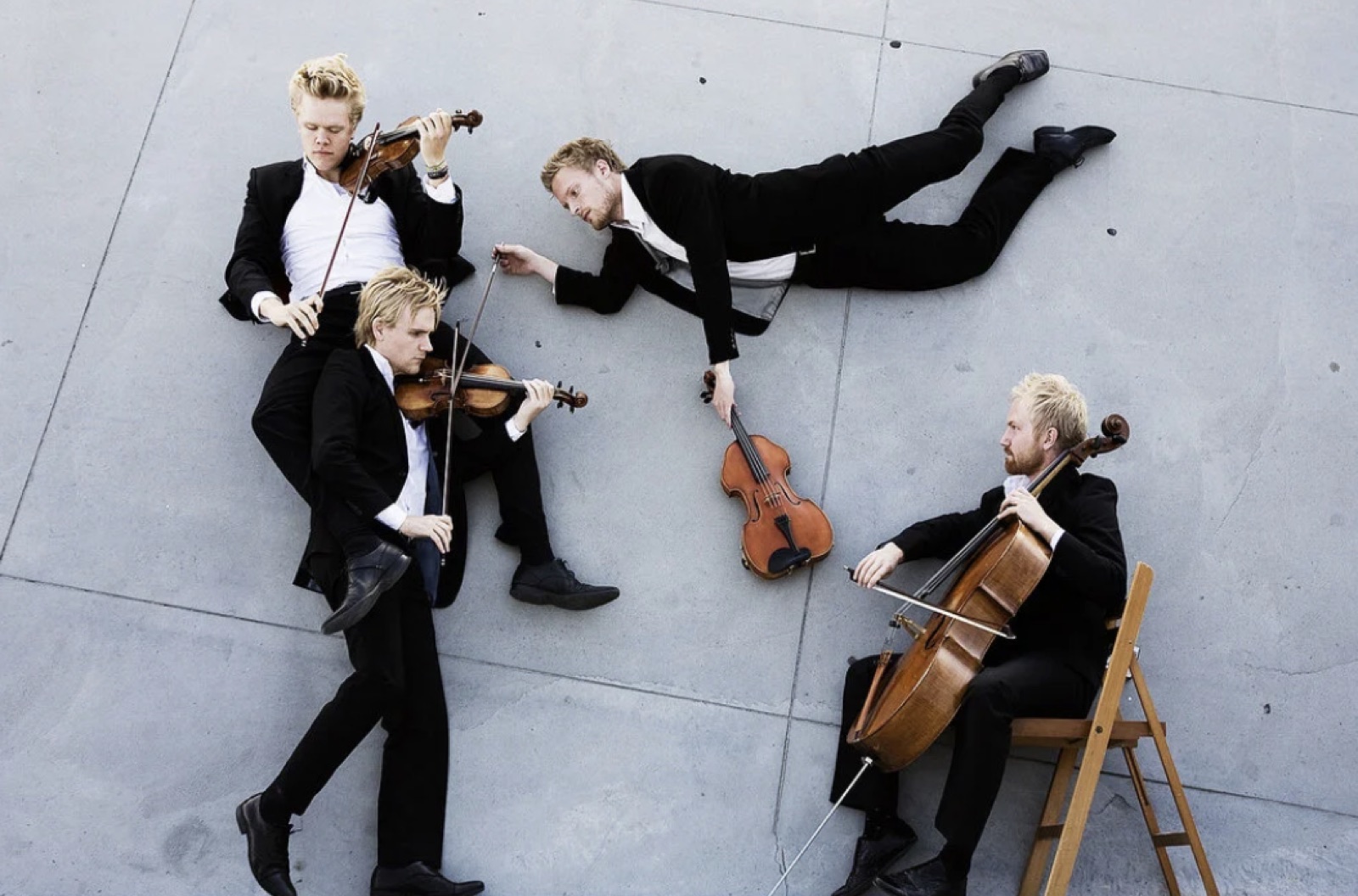 Quatuor à cordes allongé au sol