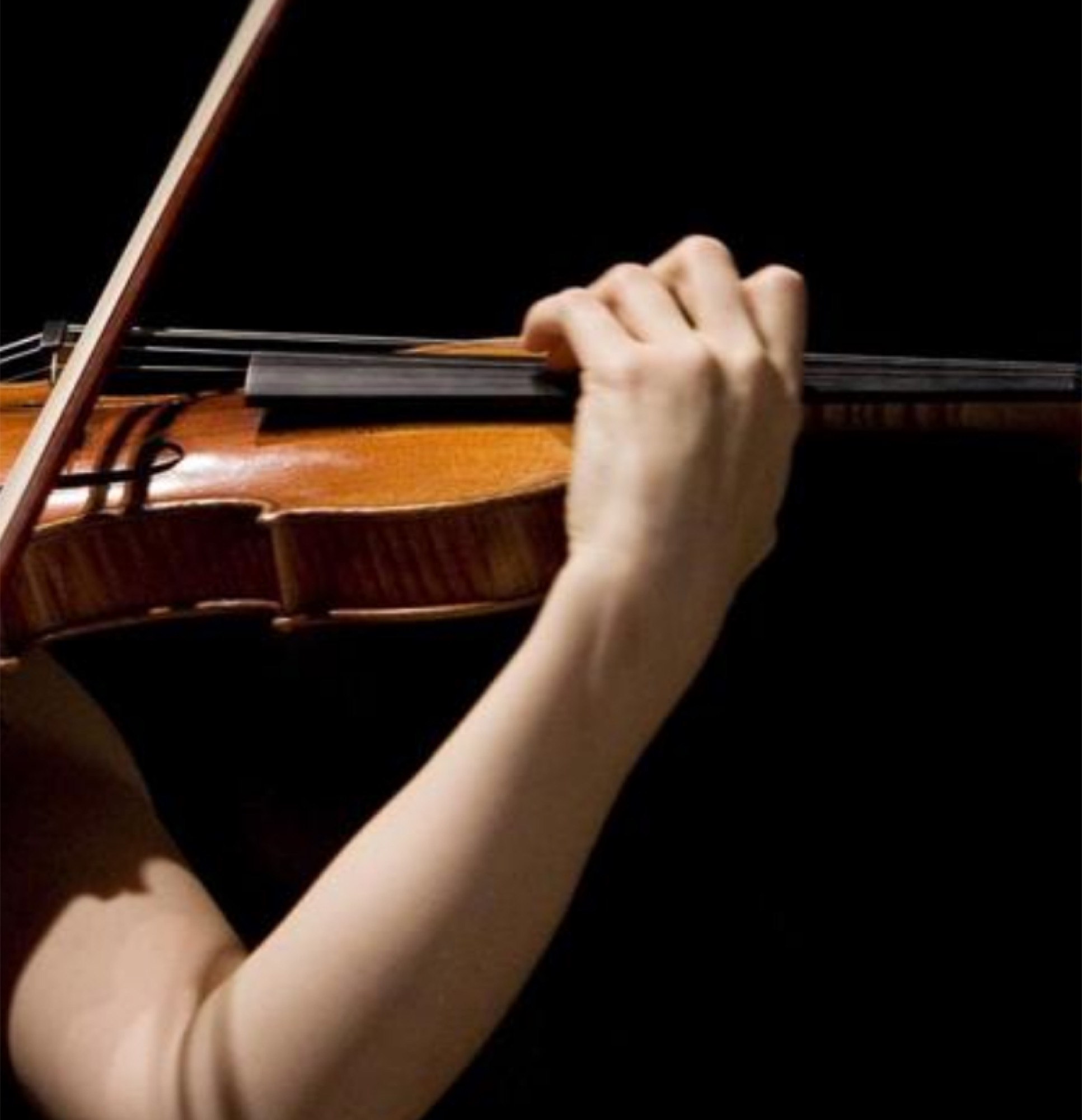 Main gauche sur le manche d’un instrument à cordes