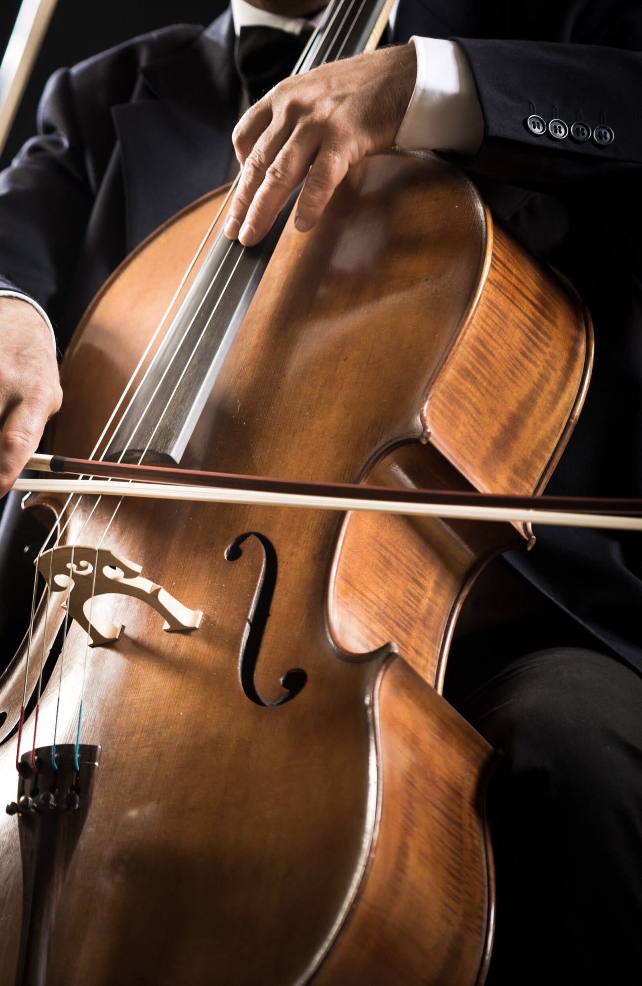 Archet sur les cordes d’un violoncelle