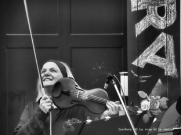 Véronique Papillon au violon, sur scène
